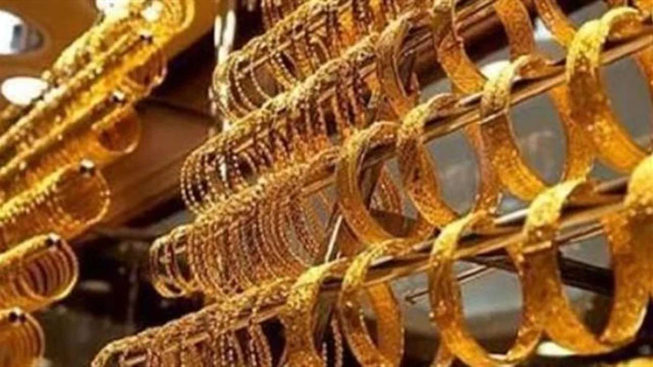 كيف يؤثر الدولار على أسعار الذهب المحلي في ظل الانخفاض العالمي؟